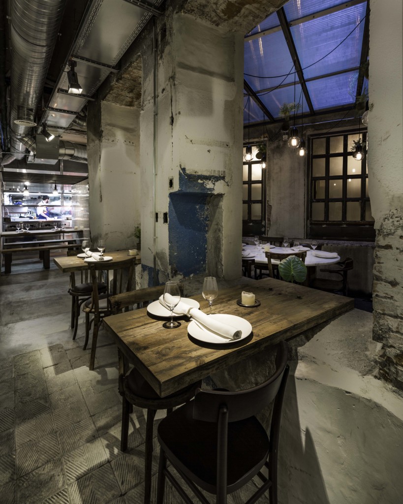Warm industrial dining room at Fismuler Madrid