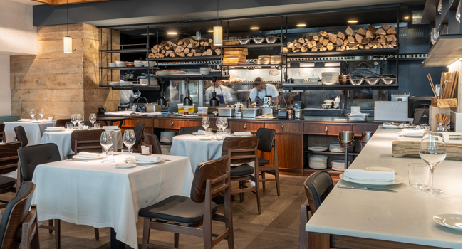 Dining room and open kitchen at Molino de Pez