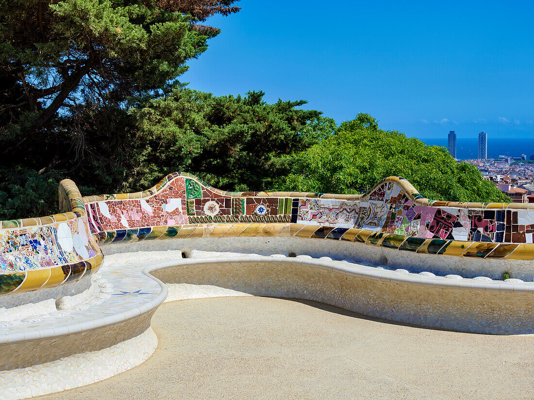 The serpentine mosaic bench on the Park Güell terrace