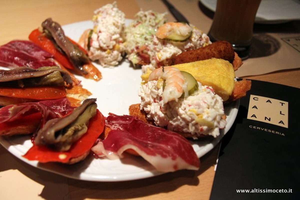 Buzzing dining room at Cervecería Catalana