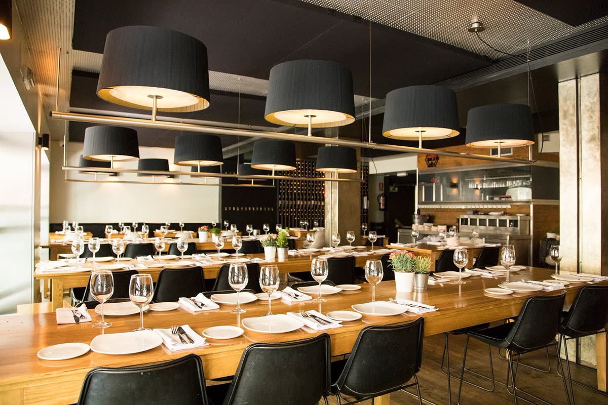 Dining room at Mercado de la Reina 12
