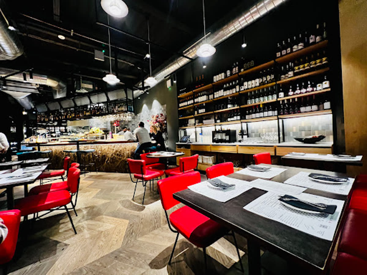 Industrial-chic dining room at Vinitus Gran Vía