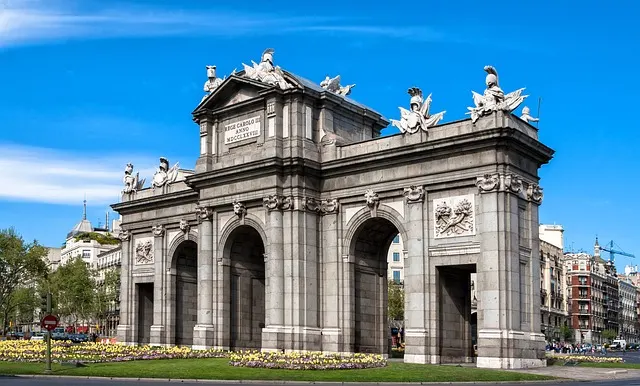 Puerta de Alcalá arch against the sky
