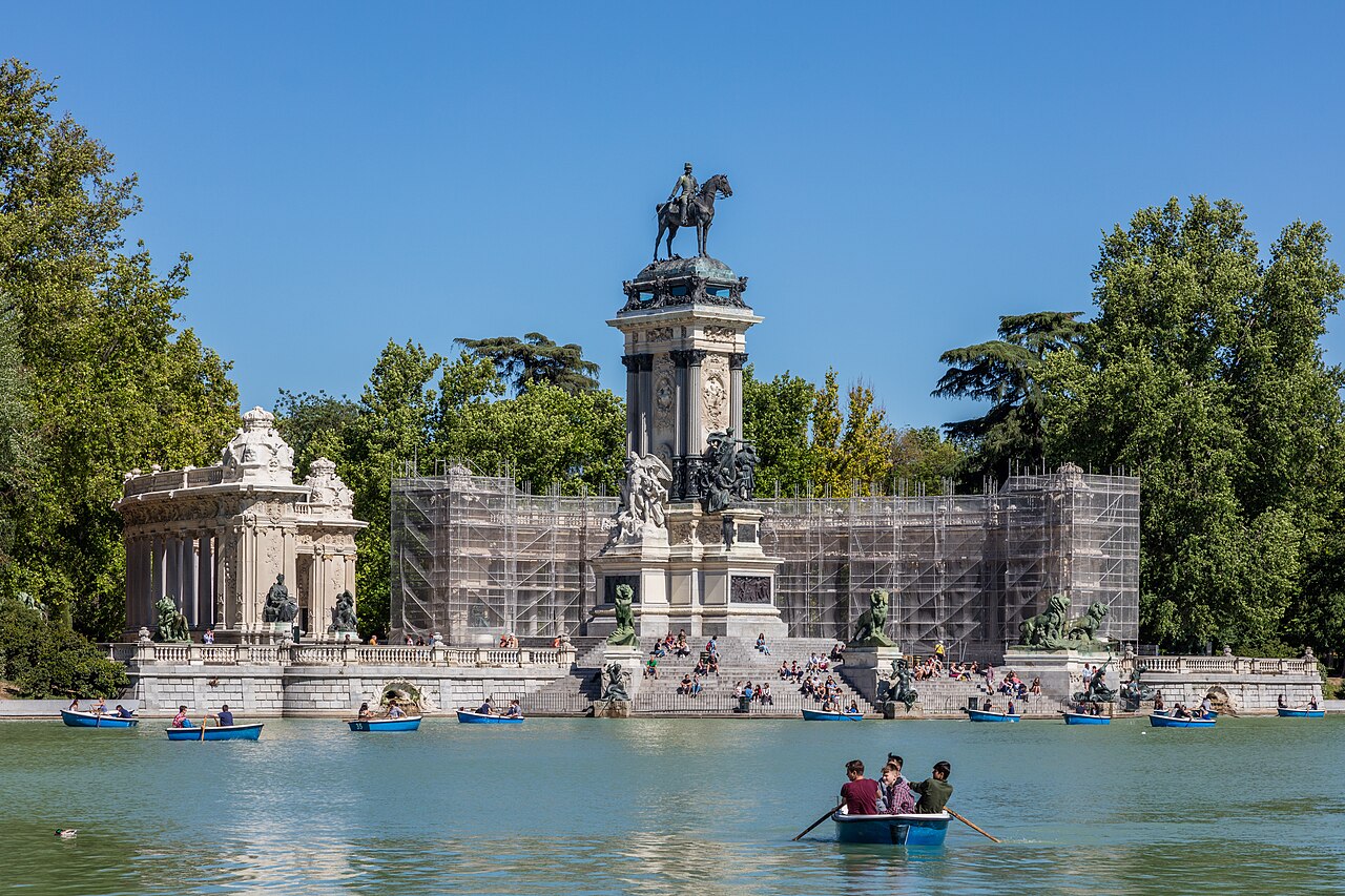Parque del Retiro lake and Alfonso XII monument