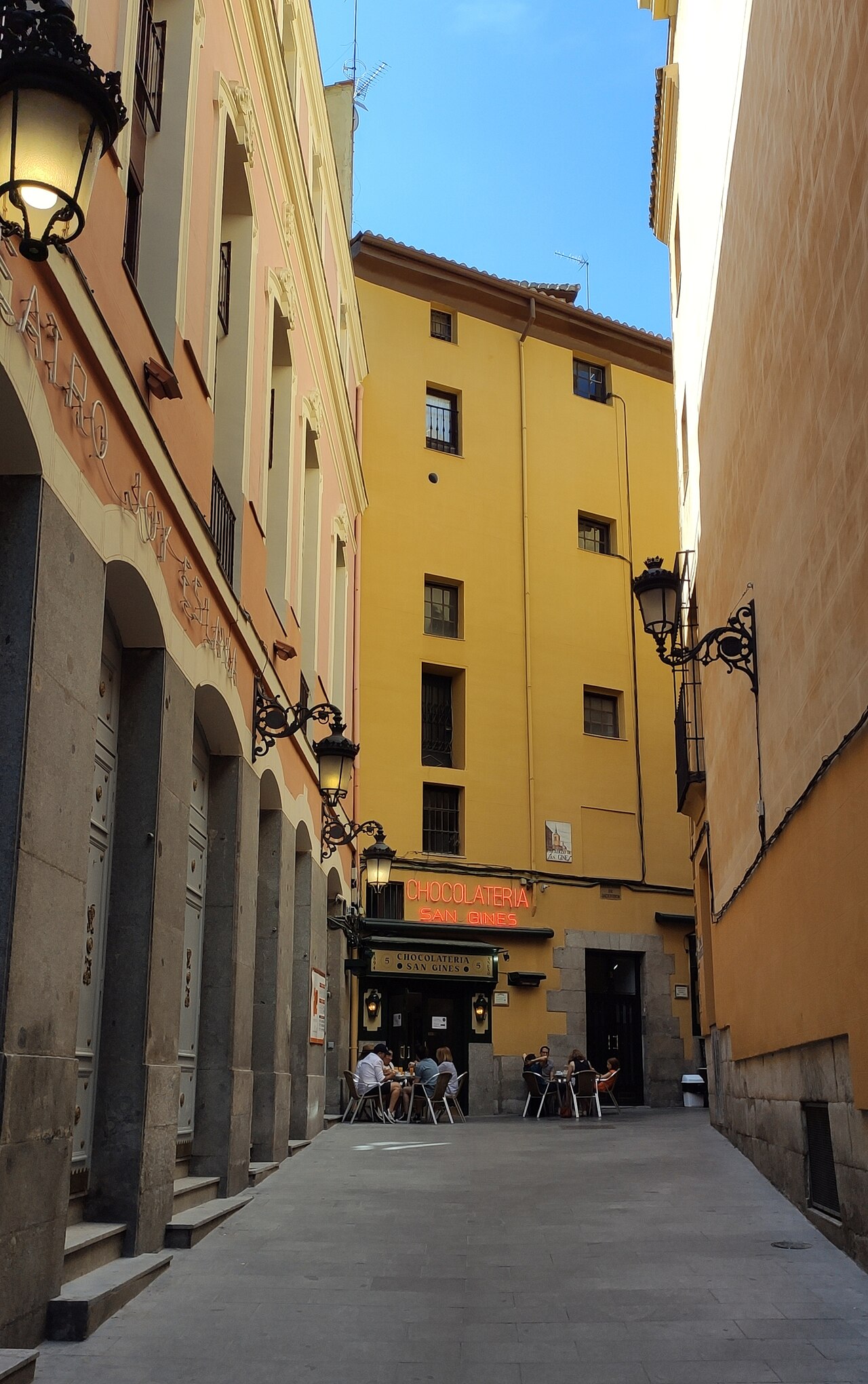 Pasadizo de San Ginés alley near Chocolatería San Ginés