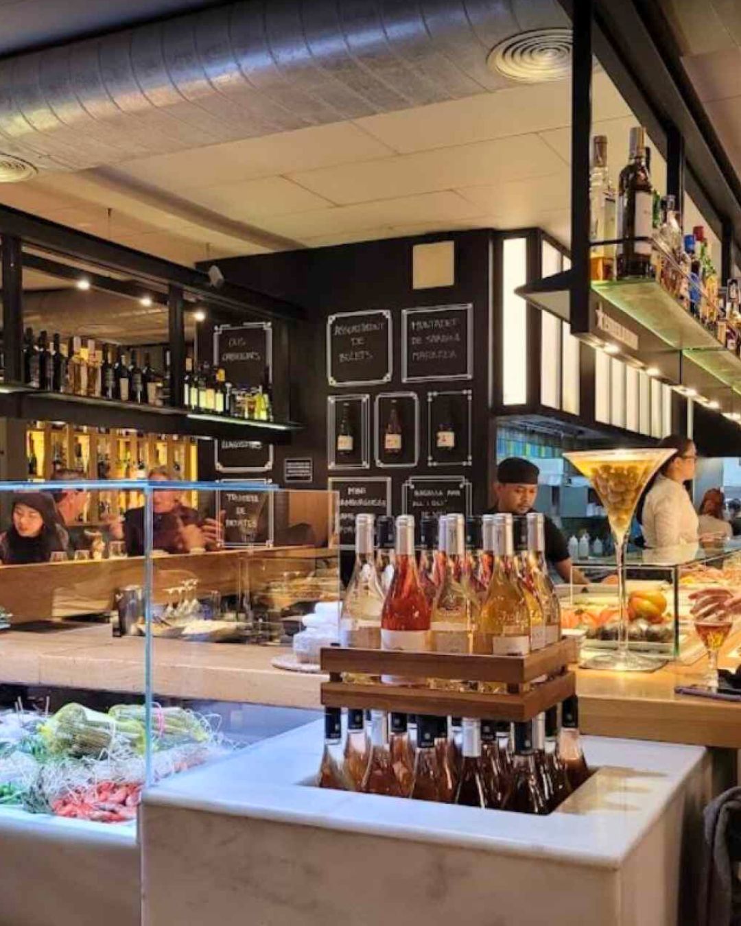 Bar counter with wines and tapas at Vinitus